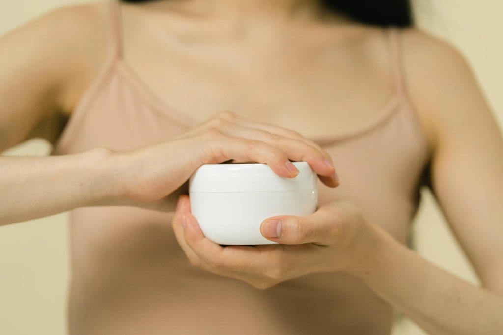 세라마이드 크림과 장벽 케어를 떠올리게 하는 이미지