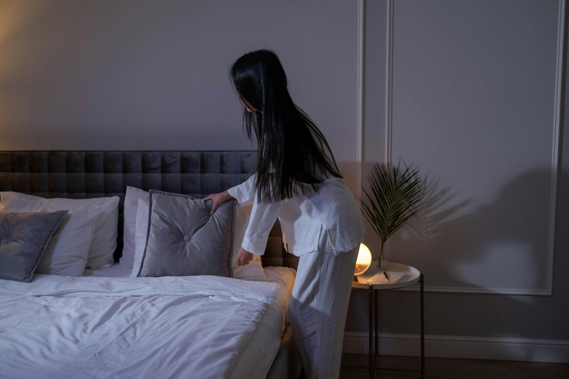 잠들기 전 침실 환경을 차분하게 정리한 모습을 떠올리게 하는 이미지