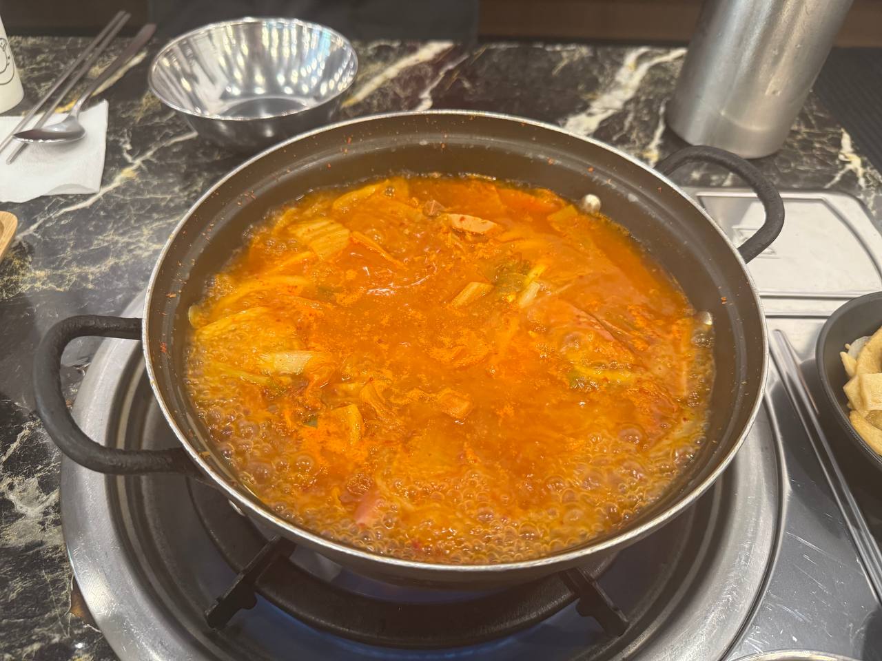 독산역 김치도가에서 끓고 있는 김치찌개 사진