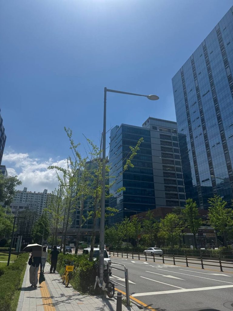 독산역 근처 점심 먹으러 가는 길의 맑은 하늘과 거리 풍경