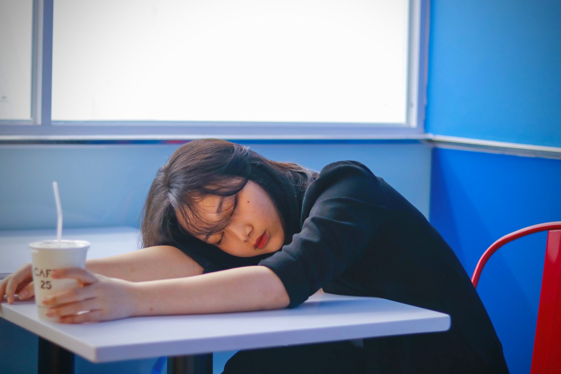 오후 낮잠 시간을 짧게 관리하는 장면을 떠올리게 하는 이미지