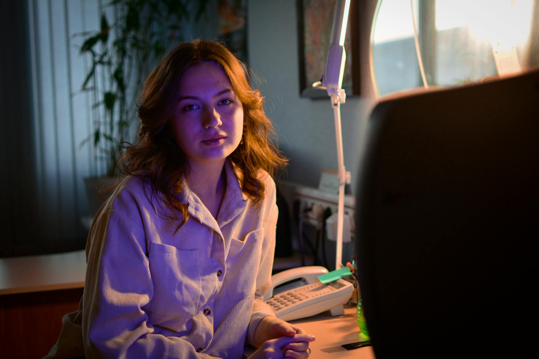 조명을 낮추고 가볍게 쉬는 저녁 회복 루틴을 보여주는 이미지