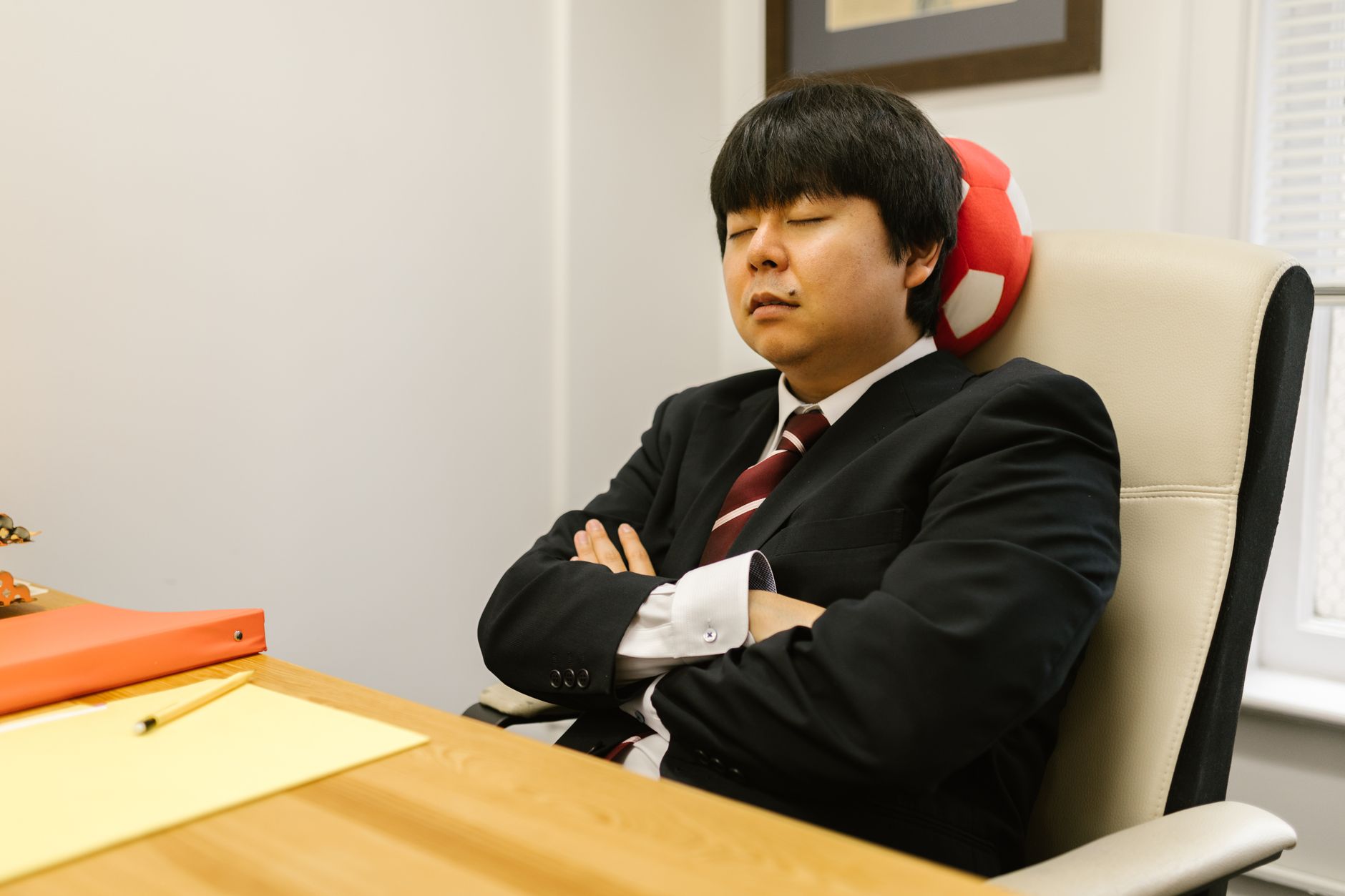 점심 이후 짧은 낮잠과 휴식을 떠올리게 하는 이미지