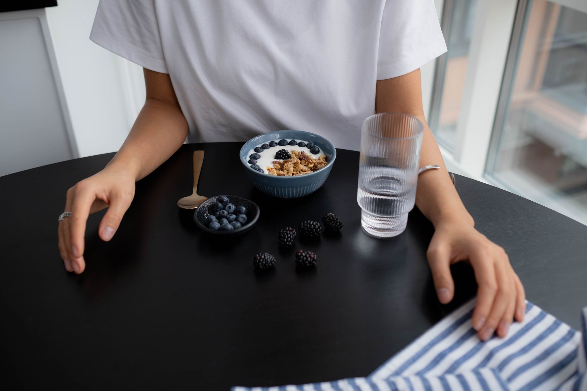 단백질과 식이섬유가 함께 있는 아침 식사 준비 장면을 떠올리게 하는 이미지