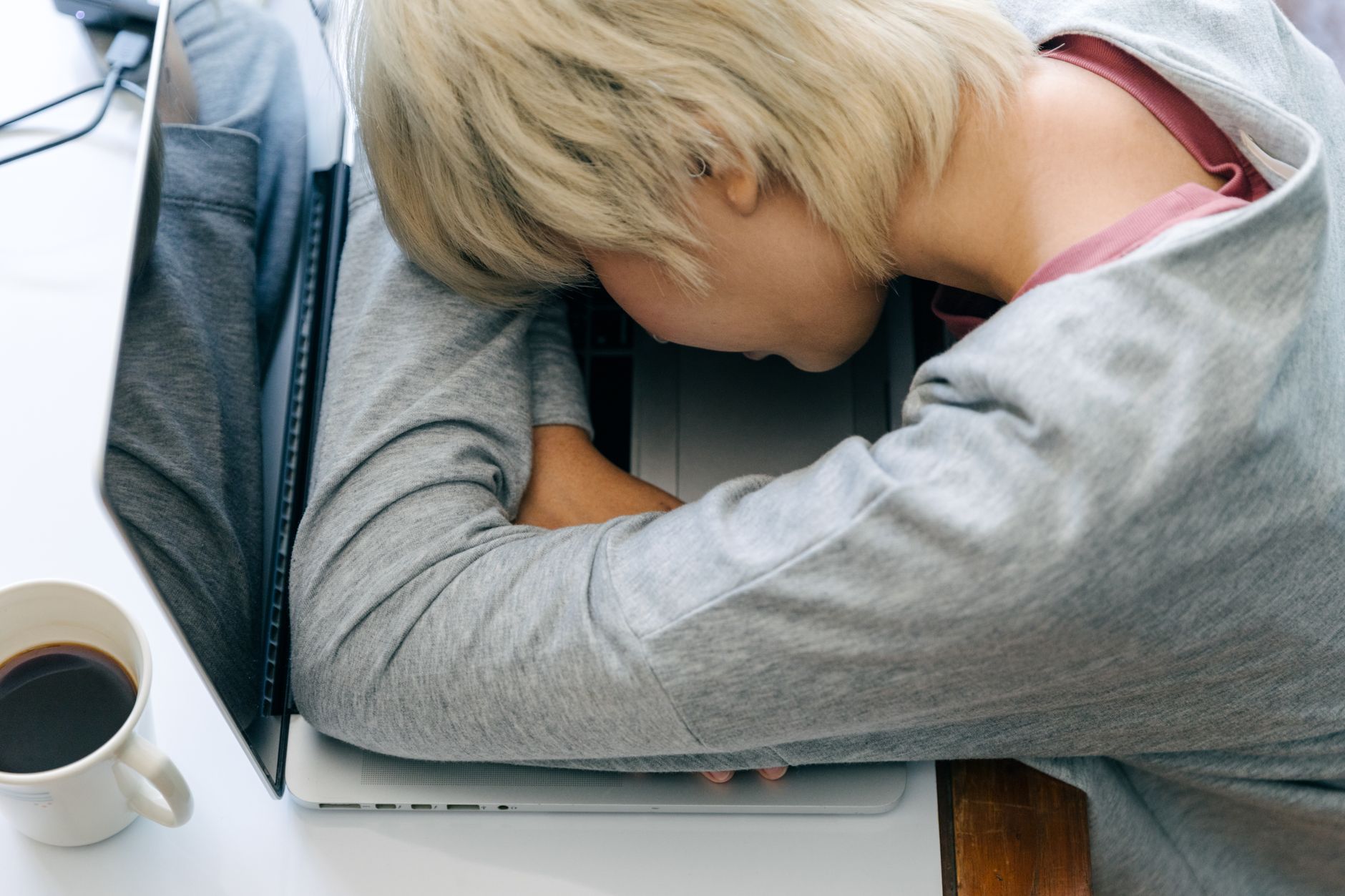 퇴근 후 조명과 휴식 루틴으로 긴장을 낮추는 장면을 떠올리게 하는 이미지