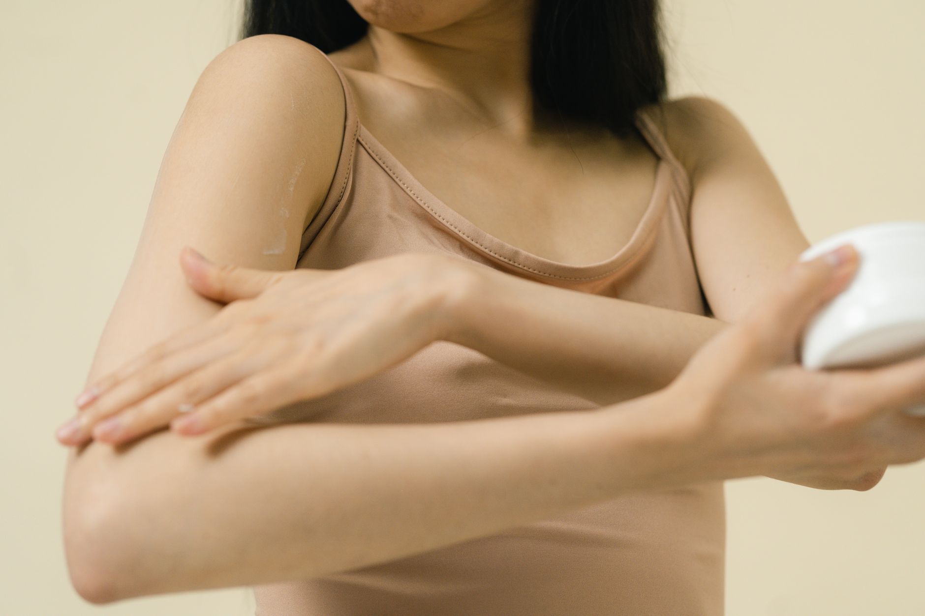 레티놀 바디로션과 거친 바디 피부 관리를 떠올리게 하는 이미지