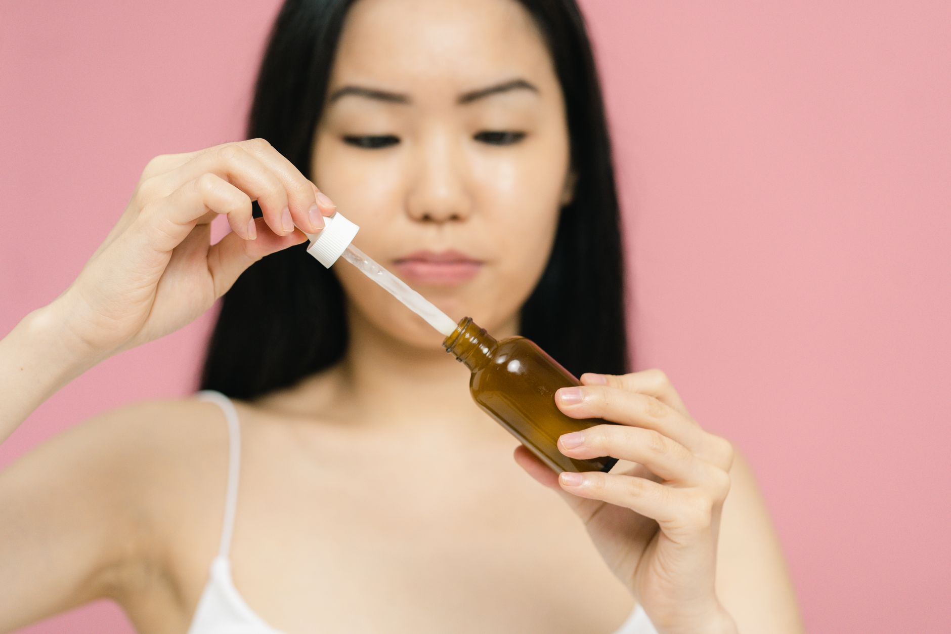 성분표를 보며 저자극 스킨케어 루틴을 고르는 장면을 떠올리게 하는 이미지