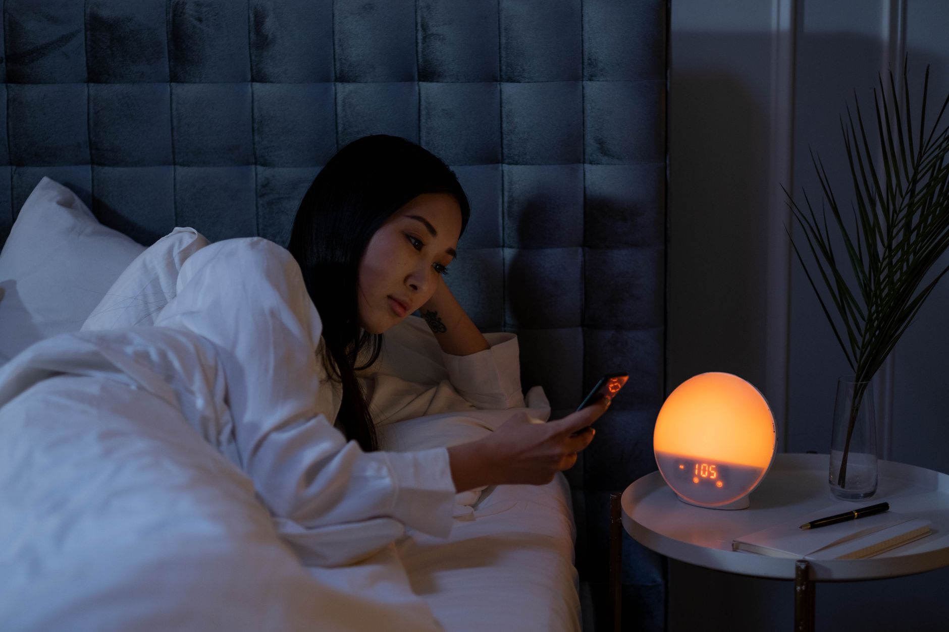 저녁 차와 차분한 침실 분위기를 떠올리게 하는 수면 루틴 이미지