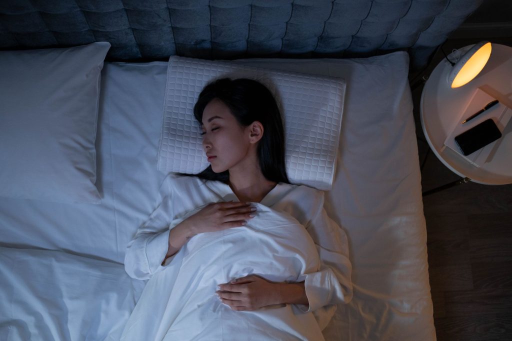 잠들기 전 수면 보조 영양제와 물컵을 떠올리게 하는 이미지